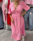 Cenovia - Feminin kjole med print og elegant V-hals