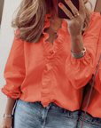 Nythera - Feminin bluse med flæser, V-hals og ballonærmer, elegant