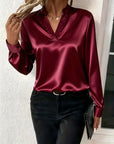 Mariselora - Elegant satinbluse med feminin draperet hals