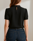 Evelia - Sort plisseret bluse med åbne ærmer