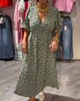 Cenovia - Feminin kjole med print og elegant V-hals