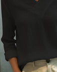 Melyra - Elegant top med asymmetrisk V-hals