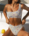 Elke | trendy bikini med én skulder og print