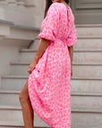 Cenovia - Feminin kjole med print og elegant V-hals