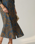 Falune - Midikjole til damer med elegant smal talje og print