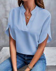 Kiana - Ensfarvet bluse med V-hals
