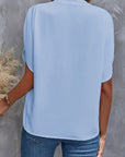 Kiana - Ensfarvet bluse med V-hals