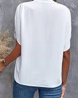 Kiana - Ensfarvet bluse med V-hals
