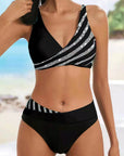 Mona – stilfuld bikini med print i bløde, varme nuancer