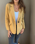 Leandra - Blød blazer med knaplukning