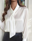 Faylinora - Elegant satinbluse med knude ved halsen i tidløst design