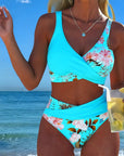 Bikini med kontrastfarvet blomstermønster – delt design