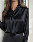 Faylinora - Elegant satinbluse med knude ved halsen i tidløst design
