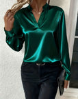 Mariselora - Elegant satinbluse med feminin draperet hals
