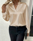 Mariselora - Elegant satinbluse med feminin draperet hals