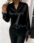Mariselora - Elegant satinbluse med feminin draperet hals