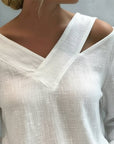 Melyra - Elegant top med asymmetrisk V-hals