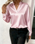 Mariselora - Elegant satinbluse med feminin draperet hals