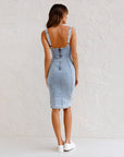 Estelle - Bodycon denimkjole med U-formet hals og slids med justerbare stropper
