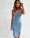 Estelle - Bodycon denimkjole med U-formet hals og slids med justerbare stropper