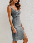 Estelle - Bodycon denimkjole med U-formet hals og slids med justerbare stropper