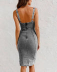 Estelle - Bodycon denimkjole med U-formet hals og slids med justerbare stropper
