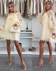 Fleur - Elegant minikjole i blonde med sløjfe