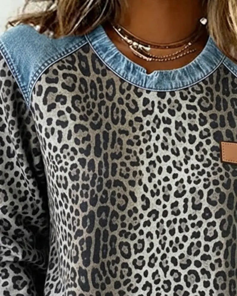 Averelisse - Afslappet sweater med leopardprint og denim-patchwork