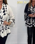 Alix - Elegant bluse med udsvingende ærmer og V-hals