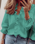 Nythera - Feminin bluse med flæser, V-hals og ballonærmer, elegant