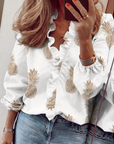 Nythera - Feminin bluse med flæser, V-hals og ballonærmer, elegant
