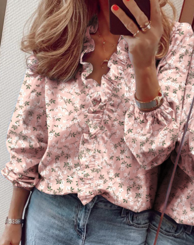 Nythera - Feminin bluse med flæser, V-hals og ballonærmer, elegant