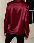 Mariselora - Elegant satinbluse med feminin draperet hals