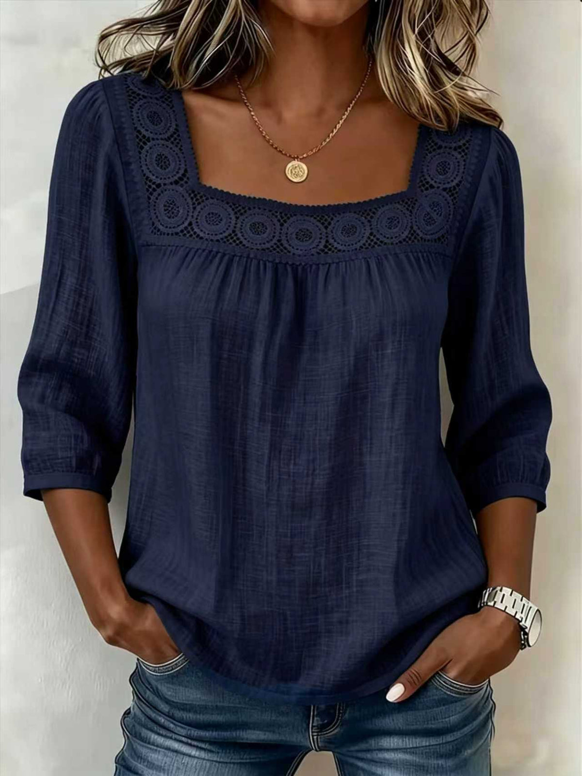 Myzaria - Damebluse med firkantet halsudskæring og elegant blonde
