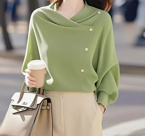 Isavellora - Elegant draperet sweater med guldknapper