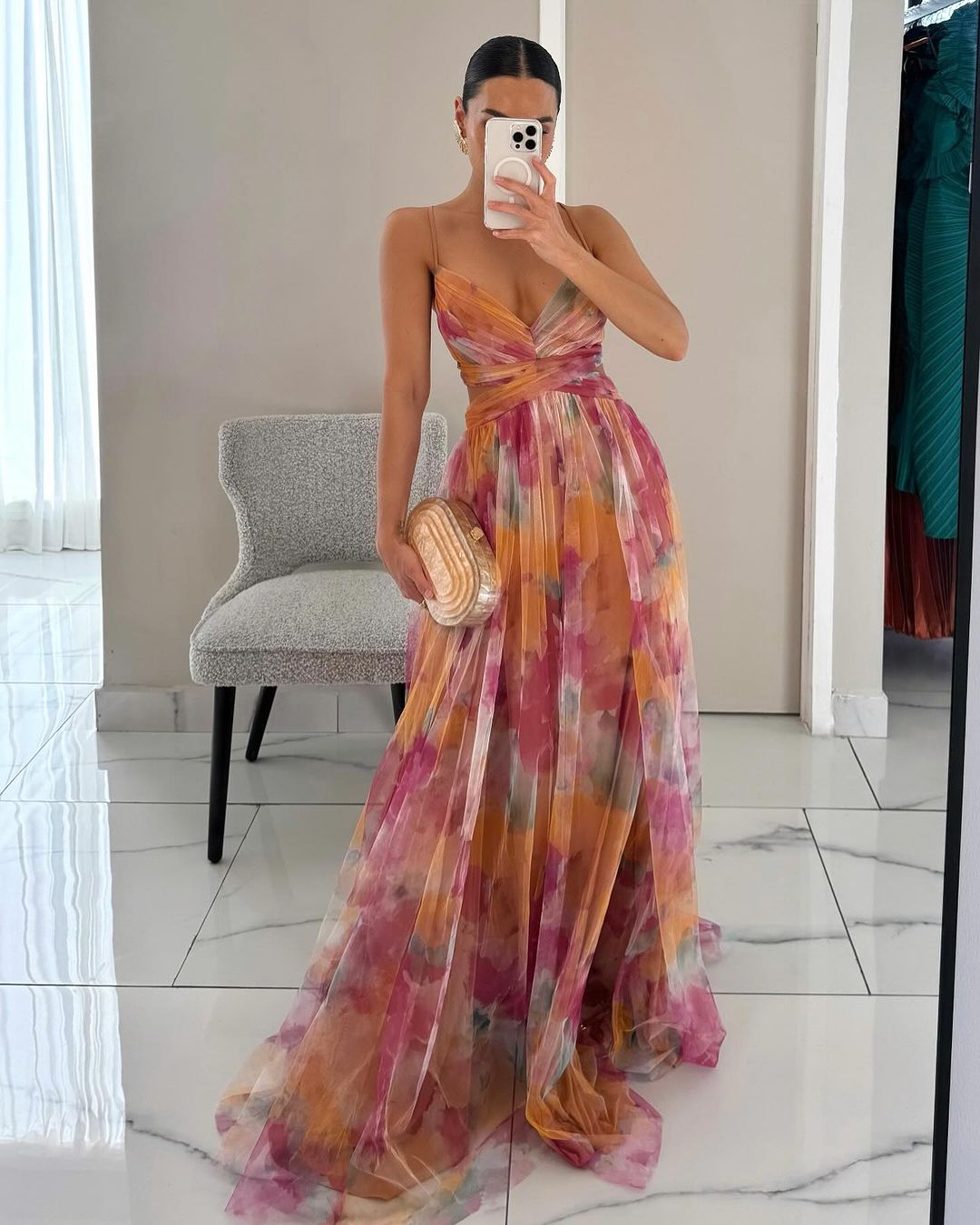 Helena - Flydende maxikjole til kvinder med V-hals, tynde stropper og elegante blomstermotiver