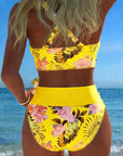 Bikini med kontrastfarvet blomstermønster – delt design
