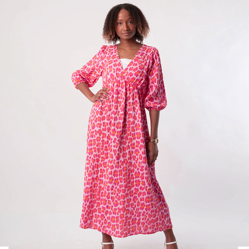 Cenovia - Feminin kjole med print og elegant V-hals