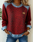 Averelisse - Afslappet sweater med leopardprint og denim-patchwork
