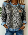 Averelisse - Afslappet sweater med leopardprint og denim-patchwork