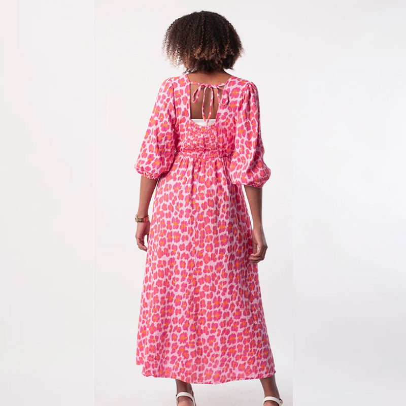 Cenovia - Feminin kjole med print og elegant V-hals