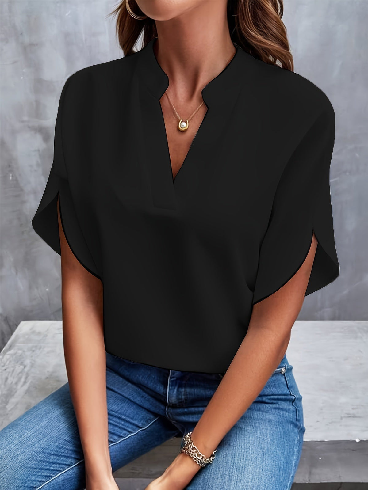 Kiana - Ensfarvet bluse med V-hals