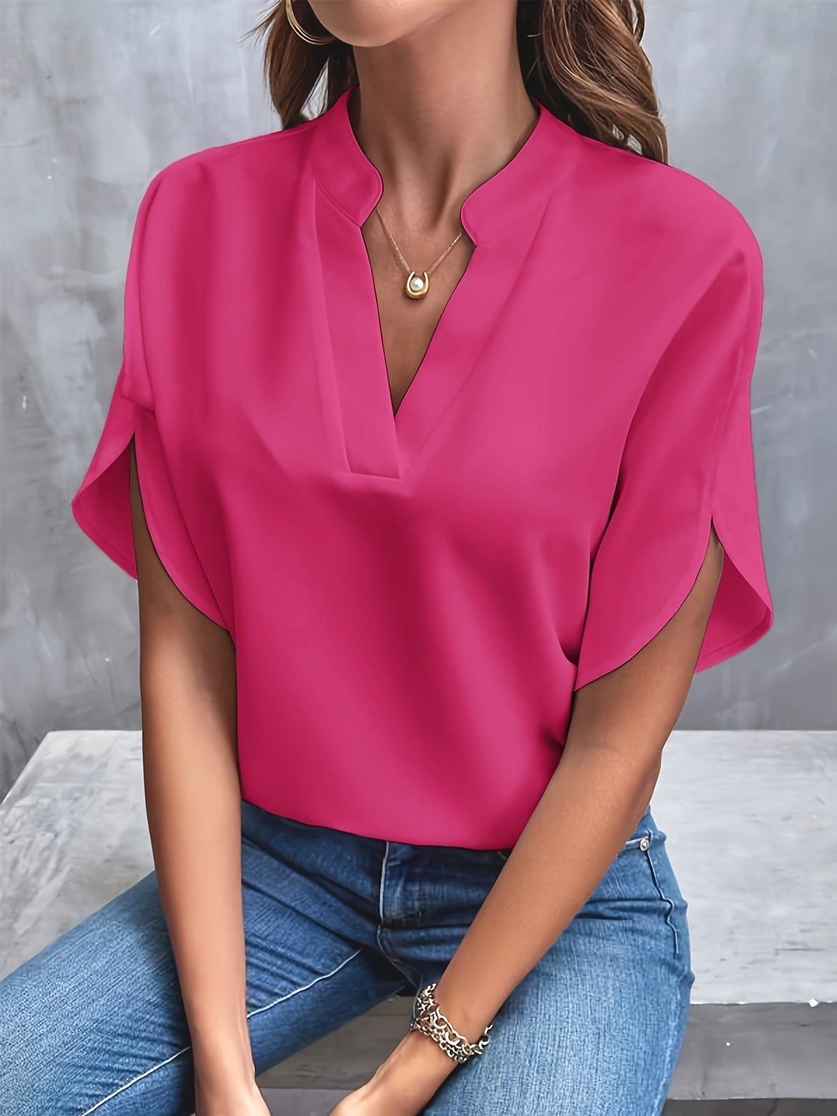 Kiana - Ensfarvet bluse med V-hals