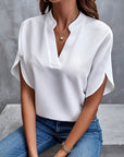 Kiana - Ensfarvet bluse med V-hals