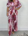 Lucia - Feminin tropisk jumpsuit med korte ærmer og V-hals