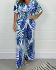 Lucia - Feminin tropisk jumpsuit med korte ærmer og V-hals