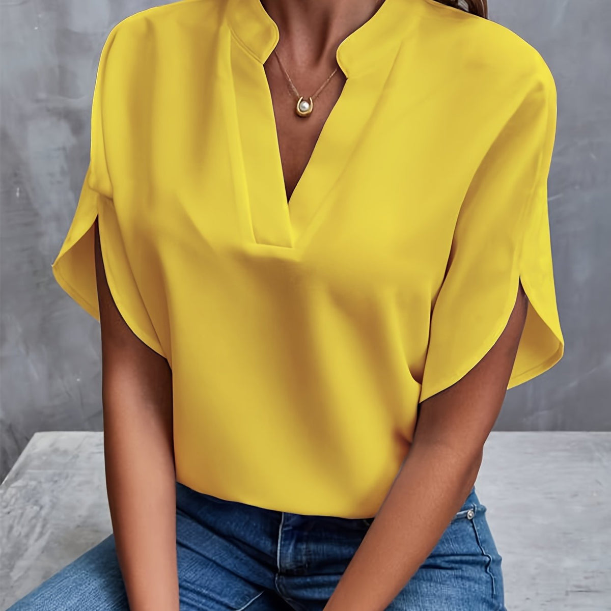 Kiana - Ensfarvet bluse med V-hals