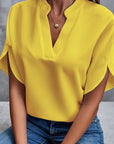 Kiana - Ensfarvet bluse med V-hals
