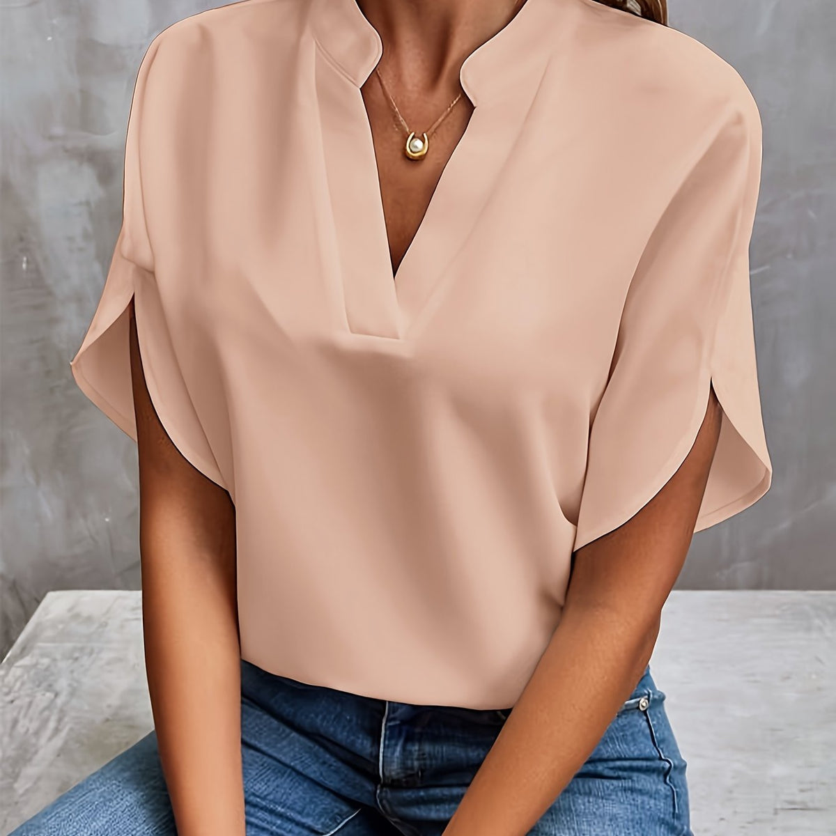 Kiana - Ensfarvet bluse med V-hals