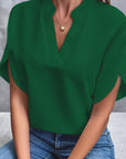 Kiana - Ensfarvet bluse med V-hals